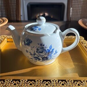 Vintage The London teapot chatsford England blue and white floral tea pot holds